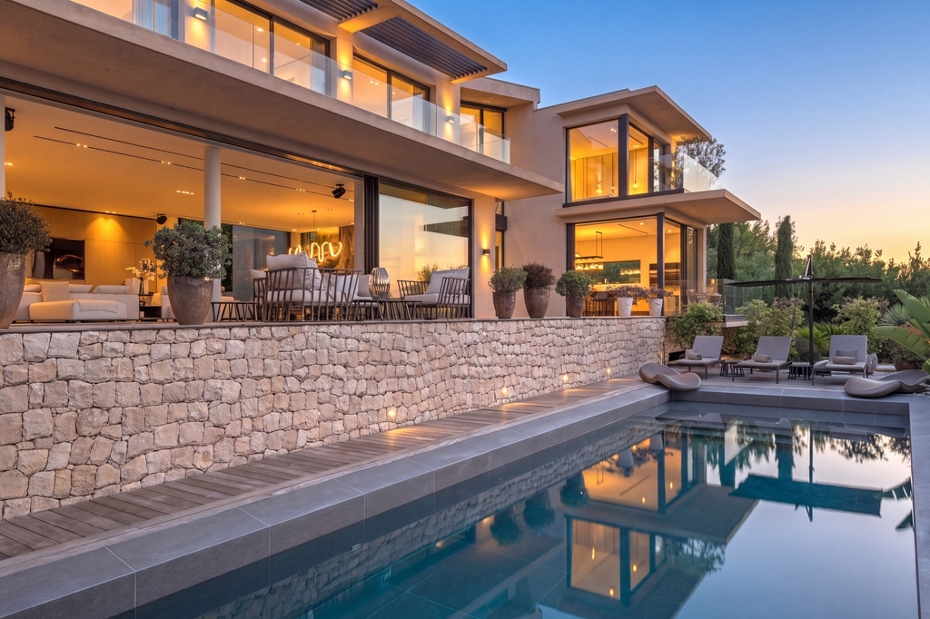 Vallauris contemporary architect villa for sale with five suites, mirror infini…