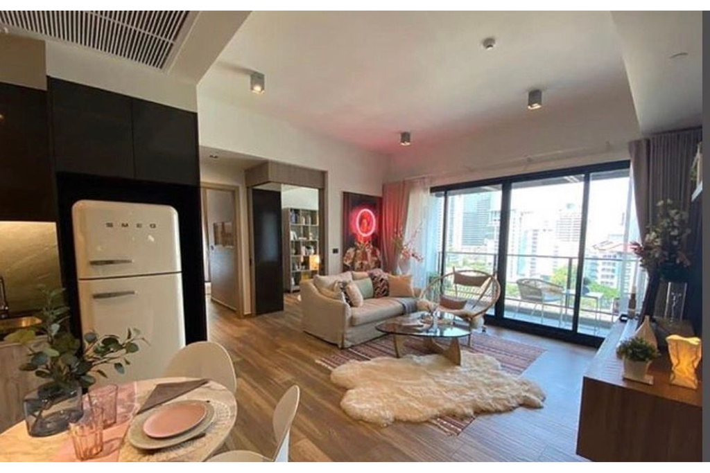 The Lofts Asoke: стильный лофт с 1 спальней в престижном районе Ваттана, всего 200 м от MRT Phetchaburi.