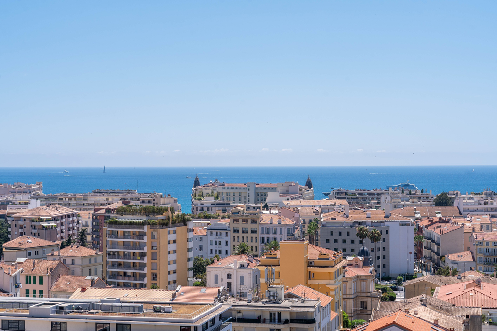 78 sqm apartment with panoramic sea view and terrace in Cannes Montfleury