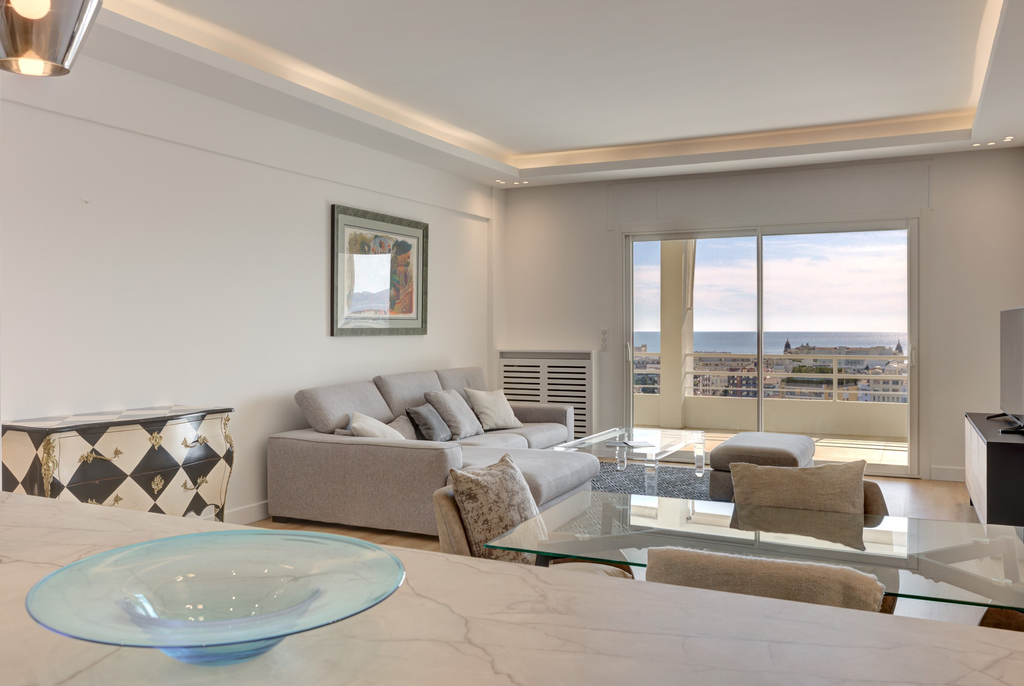 78 sqm apartment with panoramic sea view and terrace in Cannes Montfleury