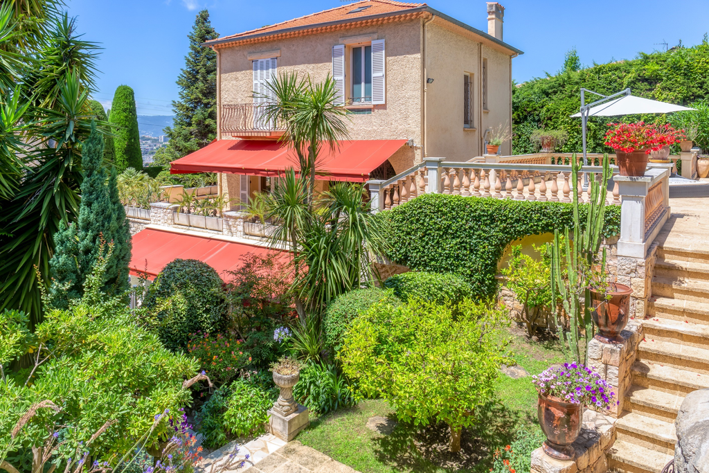 Magnificent property near the authentic and charming village of Le Cannet