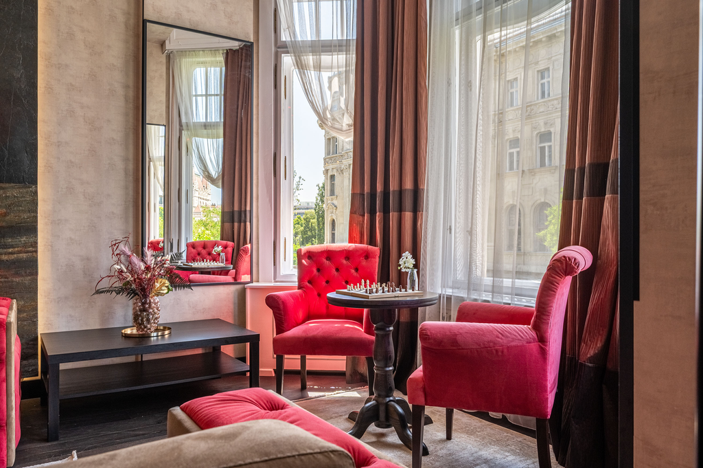 Stunning Luxury Apartment with Parliament Views
