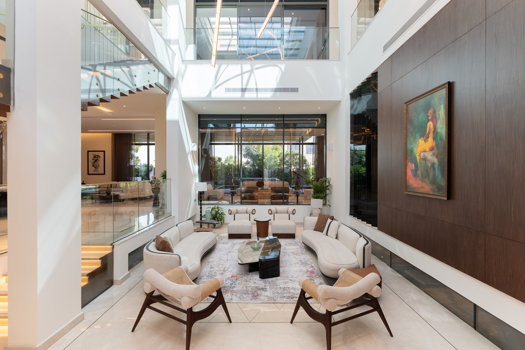 Элитная вилла с отделкой под ключ в Dubai Hills Estate: роскошные интерьеры и частный кинотеатр