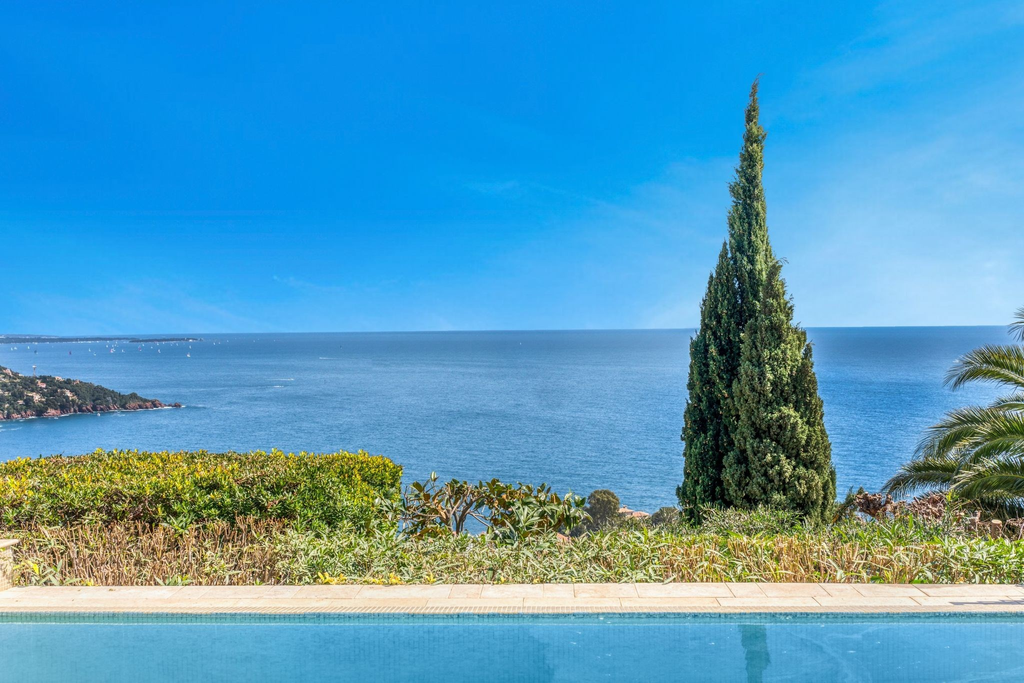 For sale – Elegant villa with panoramic sea and Estérel hills views, Le Trayas
