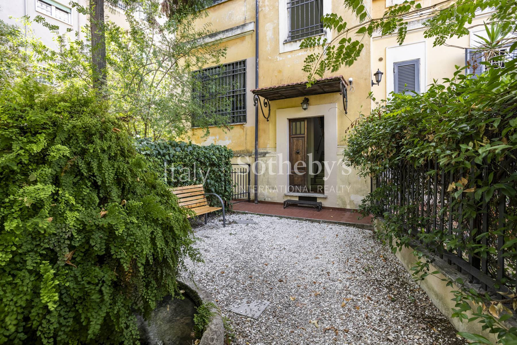 Elegant apartment with private garden