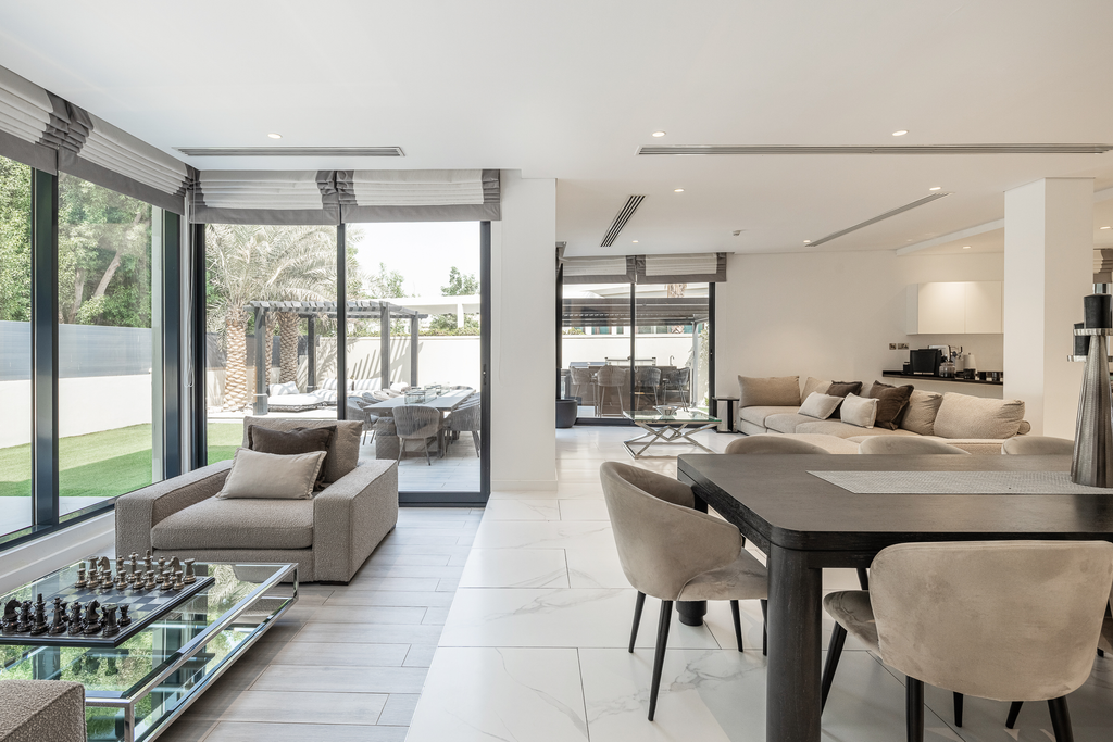 Эксклюзивная семейная вилла в Jumeirah Golf Estates, Дубай: современный дизайн и просторный участок.