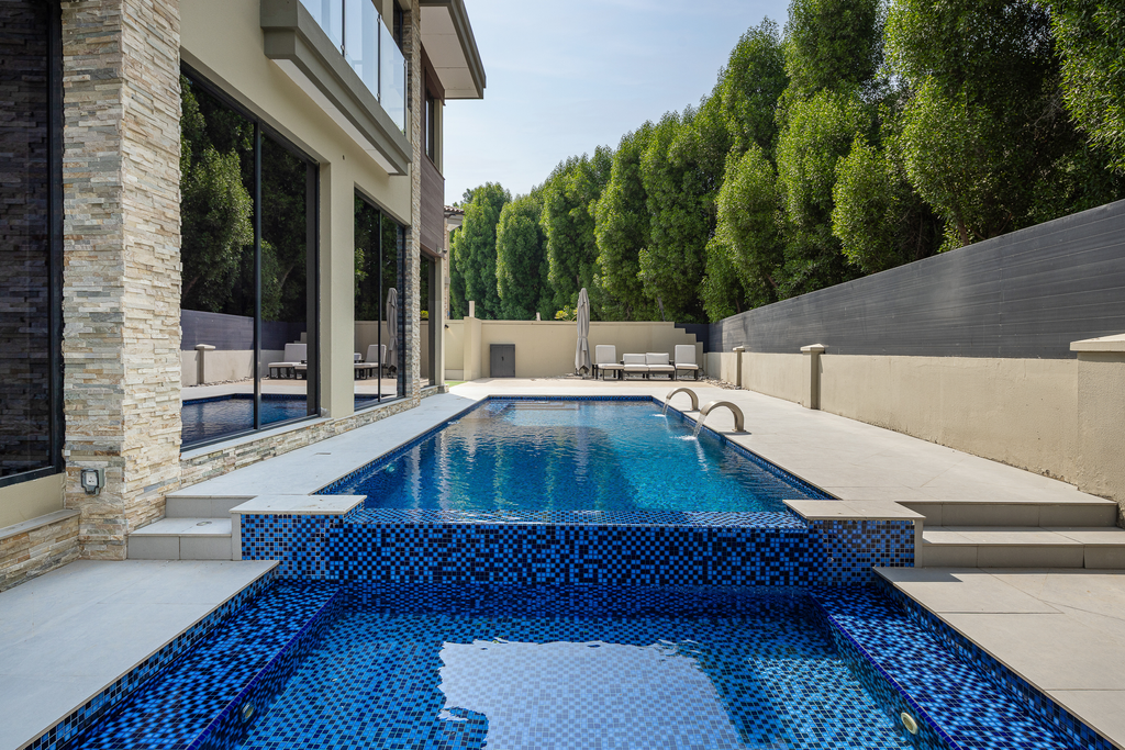 Эксклюзивная семейная вилла в Jumeirah Golf Estates, Дубай: современный дизайн и просторный участок.