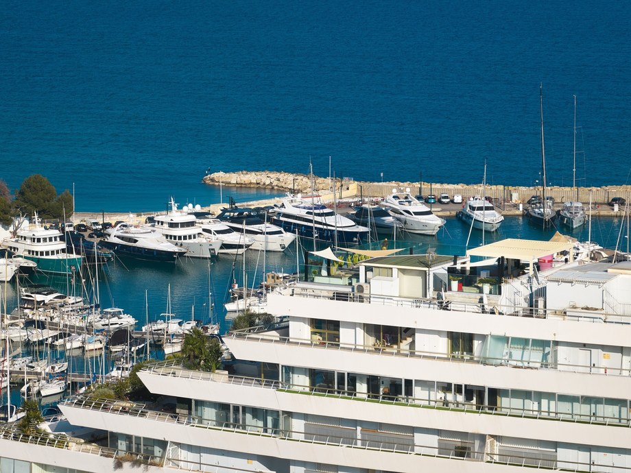 Эксклюзивный триплекс на вершине Marina Baie des Anges с панорамным видом на Лазурный Берег