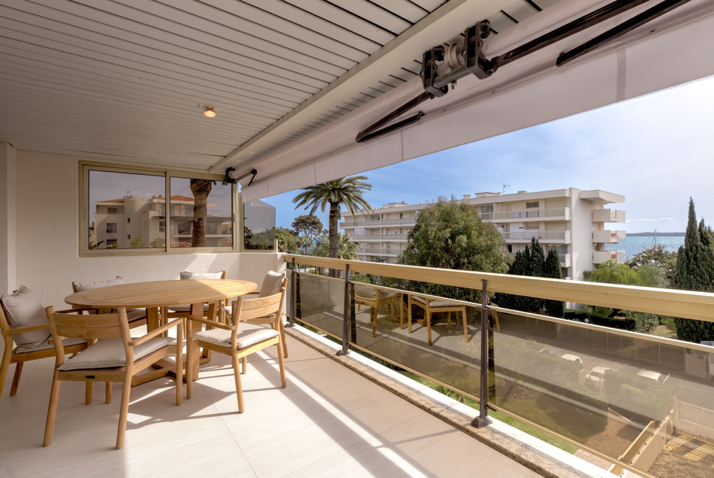 Renovated 3-bedroom apartment with sea view and terrace – Palm Beach, Cannes