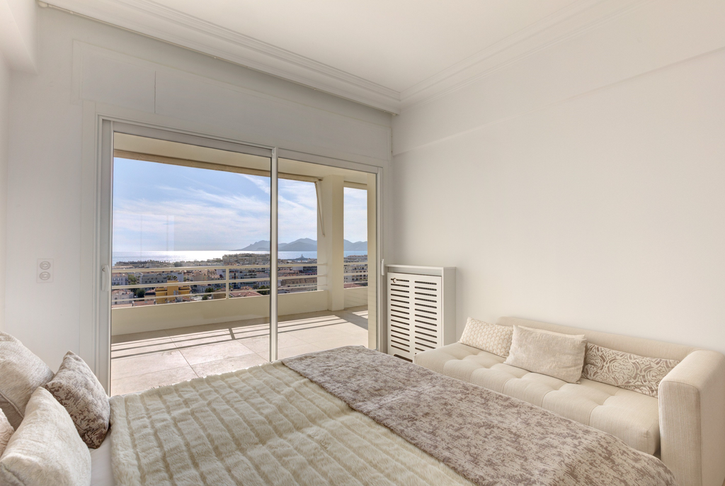 78 sqm apartment with panoramic sea view and terrace in Cannes Montfleury