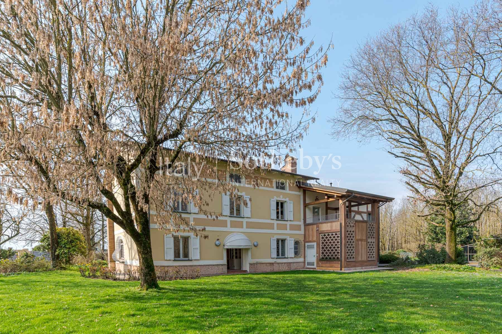 Private country villa with garden and private land