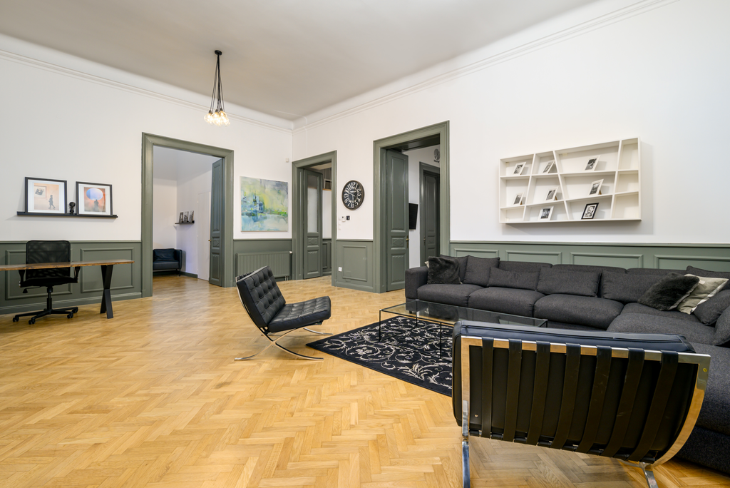 Fully Furnished Family-Friendly Apartment with Private Garden