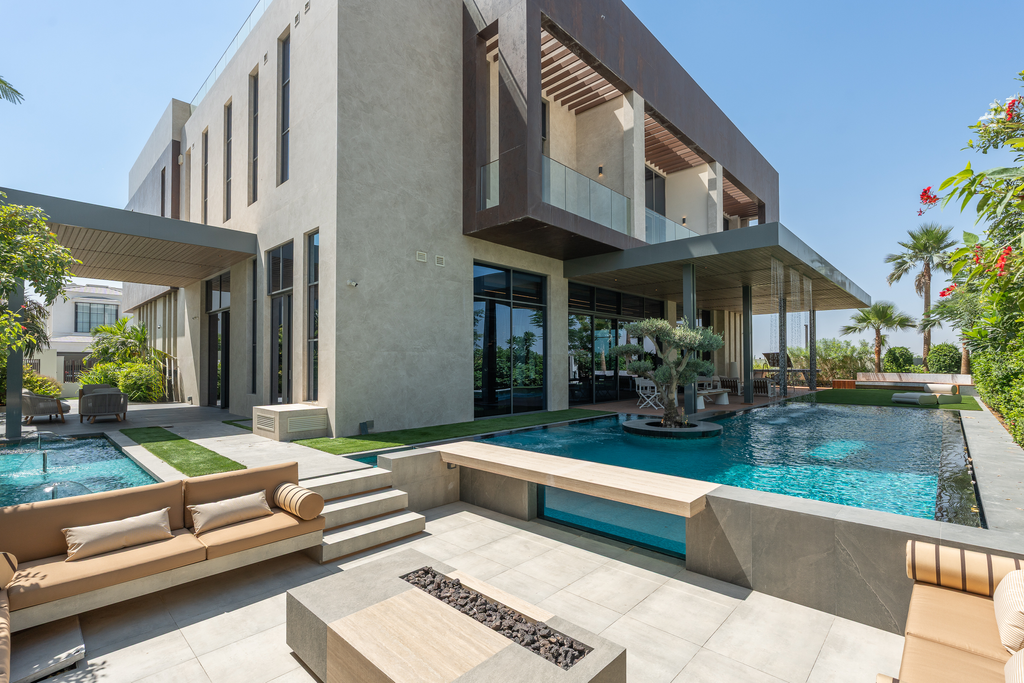 Элитная вилла с отделкой под ключ в Dubai Hills Estate: роскошные интерьеры и частный кинотеатр