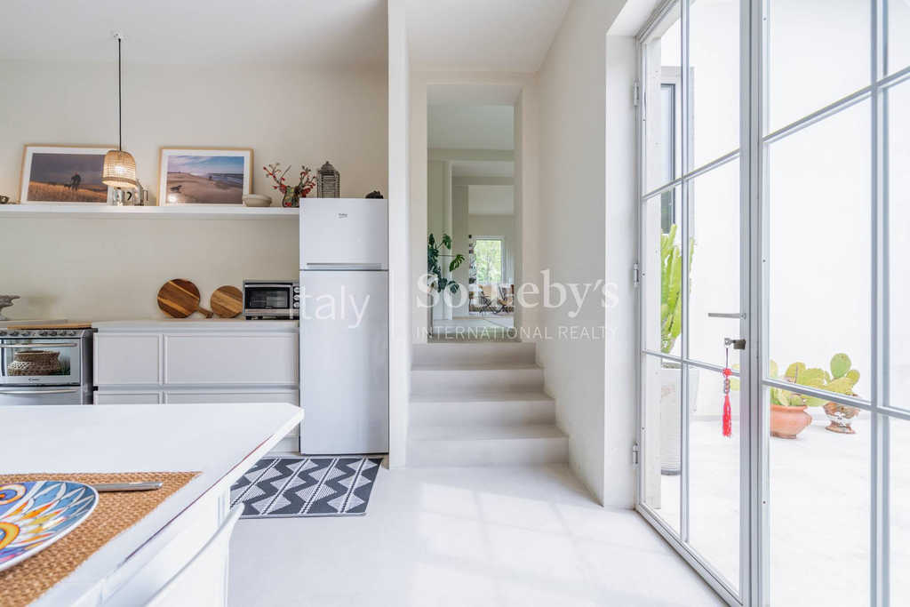 Refined villa with private garden near the sea
