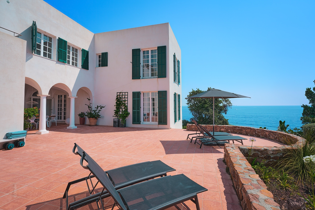 Prestigious villa in Théoule-sur-Mer with panoramic sea views and direct access…