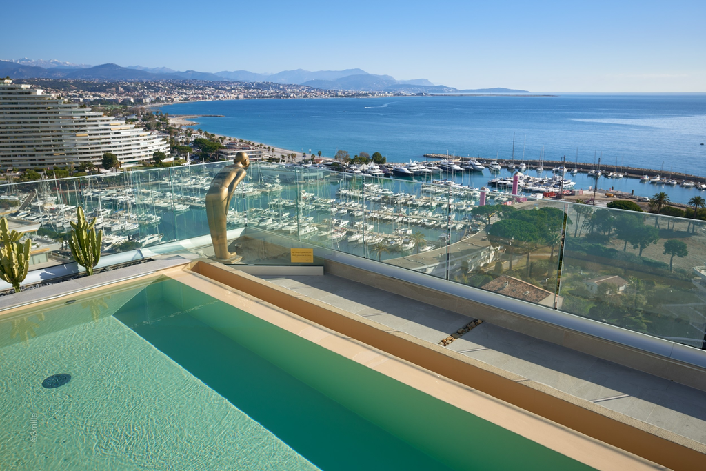 Эксклюзивный триплекс на вершине Marina Baie des Anges с панорамным видом на Лазурный Берег