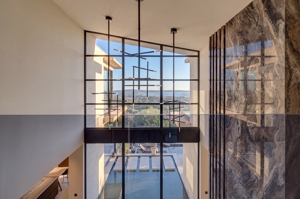 Vallauris contemporary architect villa for sale with five suites, mirror infini…